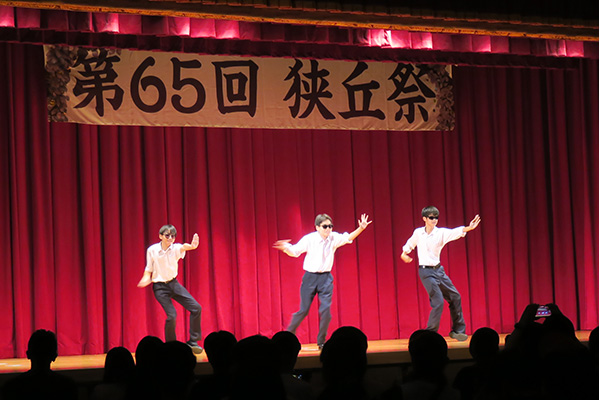 ダンスを披露するサングラス姿の男子生徒達の写真