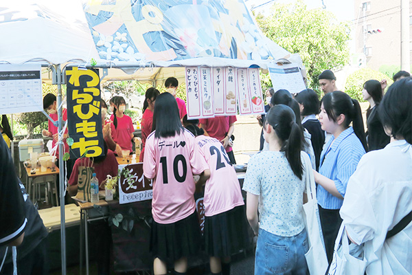多くの来場者や生徒が並ぶ模擬店