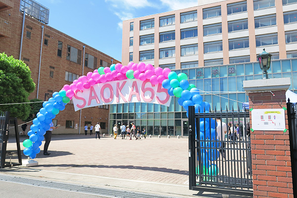 カラフルなアーチが出迎える狭丘祭当日の校門