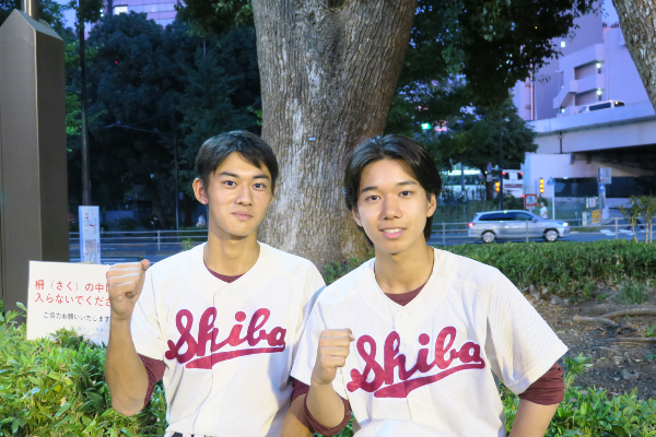 右：袖山玲士朗さん。高校2年生。中学2年の冬に途中入部し、現在はキャプテンを務めています。ポジションはセカンド
左：加賀谷颯大さん。高校2年生。小学生の頃からピッチャーを務め、現在はエースとしてチームを牽引（けんいん）しています