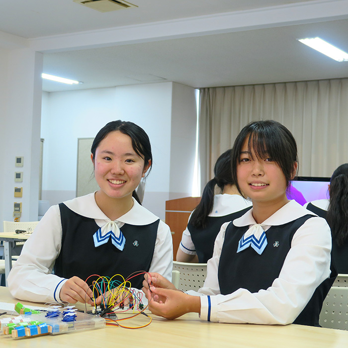 「瀧野川女子から“ビジネスウーマン”を社会へ！実践的な情報教育」記事サムネイルaaa