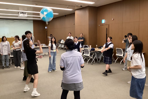 交流の始めにゲームを行い距離を縮めました