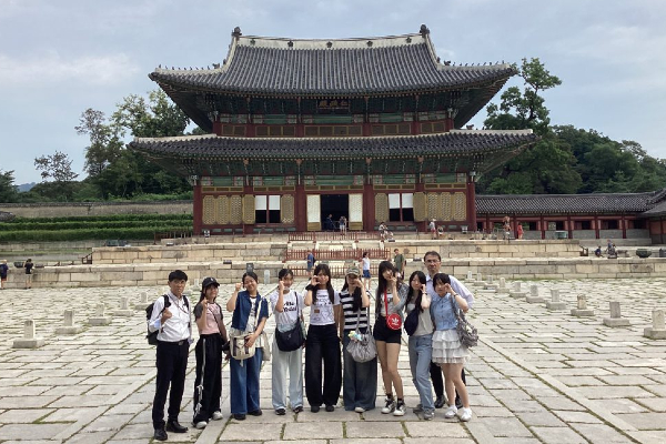 2025年度の日韓交流行事では8名がソウルを訪れました
