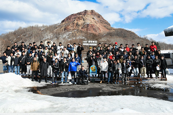 昭和新山前で記念撮影した写真