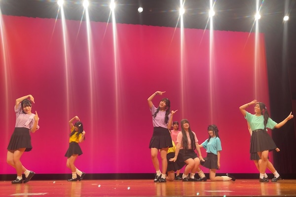 白亜祭の大講堂でのステージ