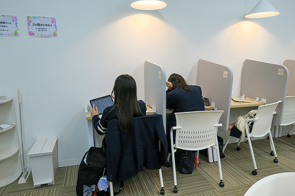 自習室で勉強する生徒たち