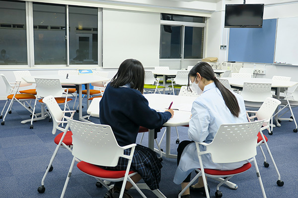 自習室に隣接するグループラーニングルームでチューターに質問
