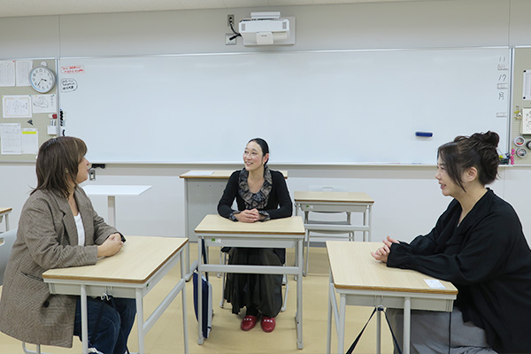 三人で話している写真