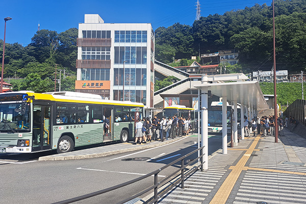 上野原駅前のバスロータリーの写真
