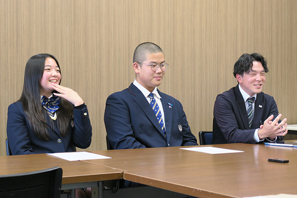 担任の先生と生徒として、日々一緒に過ごす3名