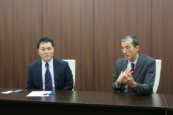 英語科の澤田彰教頭（左）とアリック・デンフィールド先生（右）