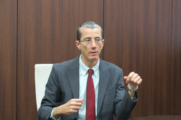 デンフィールド先生はイギリス出身で、日大櫻丘での教員歴は8年目