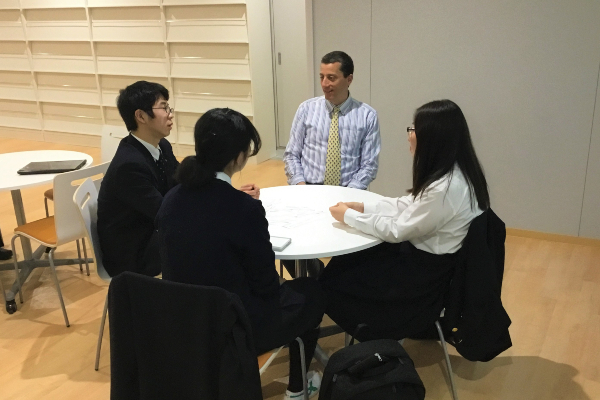 ネイティブ教員と接する際は、ミスを恐れず自信を持って話す姿勢を特に大切にしています