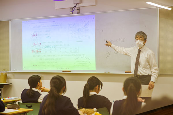 プロジェクターに映し出された教科書を見て学習する様子