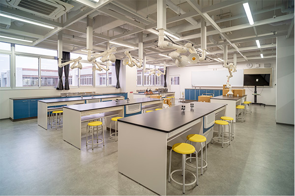 排煙装置が完備された化学室