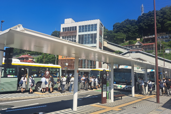 最寄り駅の上野原駅からは10分程度で到着する直行バスが数多く運行しています