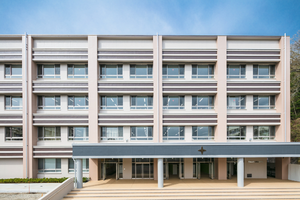 新校舎は光が差し込む、開放感あふれる校舎です