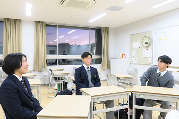 語り合う1年生の写真