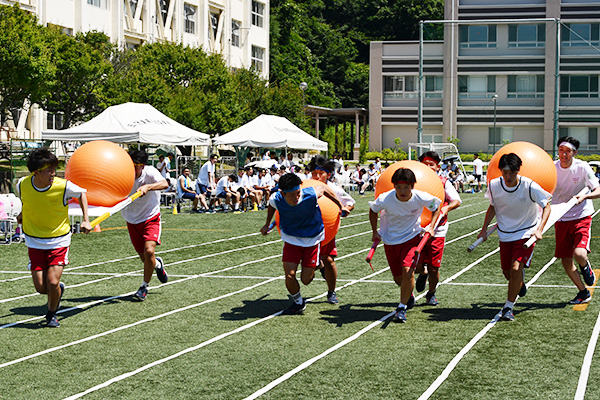 体育祭での飛脚リレーを行う生徒の写真