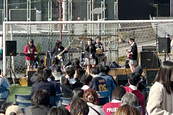 文化祭での軽音部野外ライブ