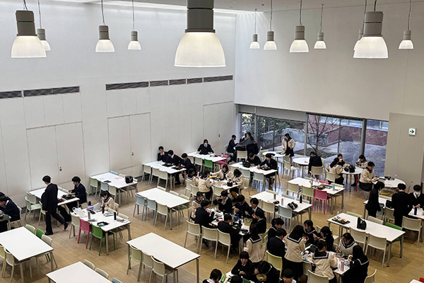 カフェテリアは200席。2階まで吹き抜けで開放感があり、清潔で明るい空間。お昼休みには多くの生徒で賑わいます。