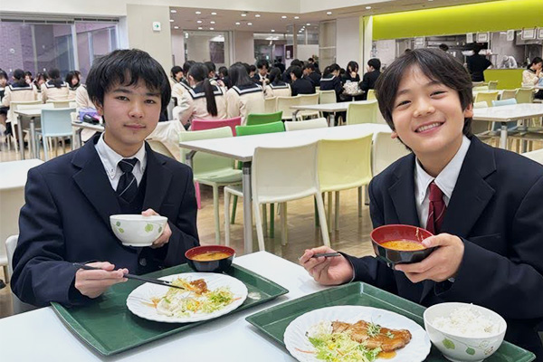 本日のランチ「トンテキ定食」を美味しそうに食べるお二人