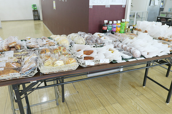 購買では手作りのパンやドーナツなどのデザートもたくさん。カフェテリアは満席になる日も多く、人気メニューは売り切れることも。