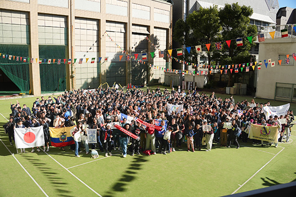 DFC前日に家政学院中高にて体育祭体験をした世界大会出場の生徒たちと記念撮影