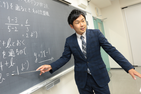 入試広報部主任の天野正貴先生。普段は数学を教えています