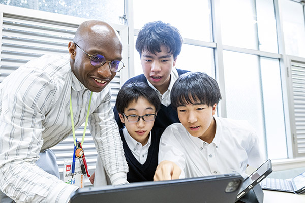 生徒と教員が一緒になって学びに取り組むオープンな教育環境