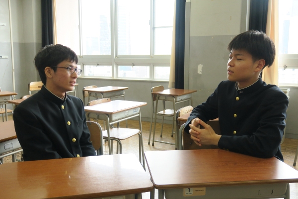 教室で芝の魅力を語り合う田邊さんと冨田さんの写真