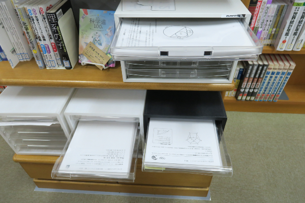 先生手作りの問題プリントがトレーに入っている写真