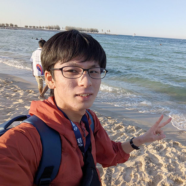 アジア物理オリンピック大会が開催されたサウジアラビアの海岸を訪れた際の田邉さんの写真