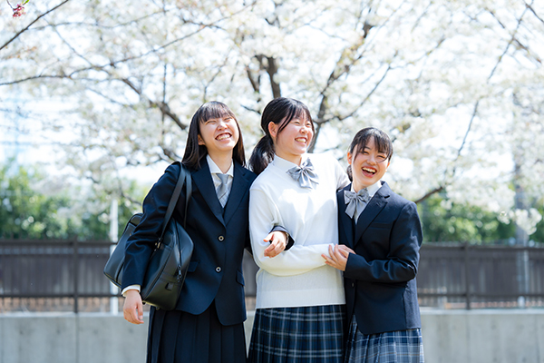 楽しく会話をしている女子生徒たち